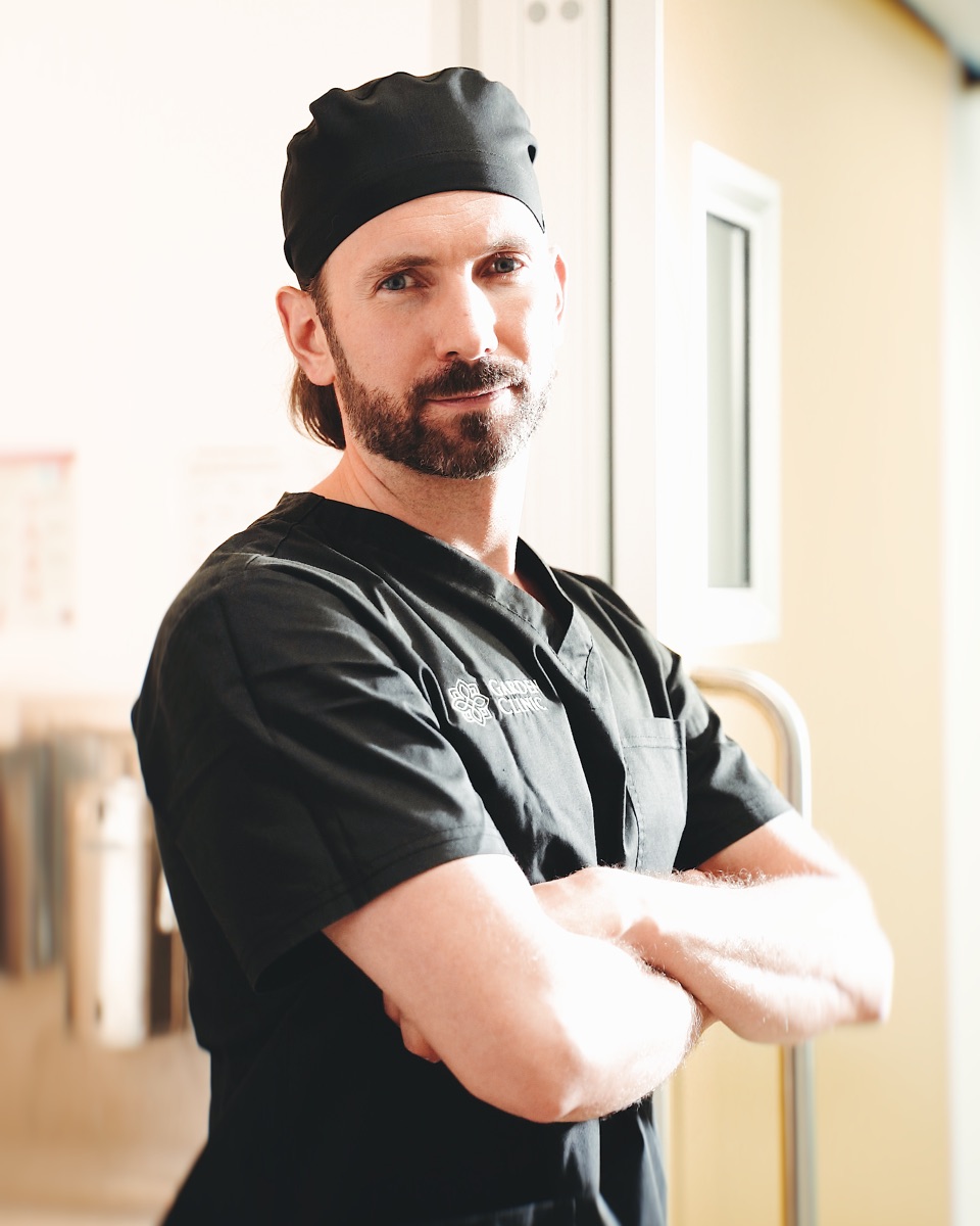 Mateusz Świątkowski i operationstøj fra Garden Clinic